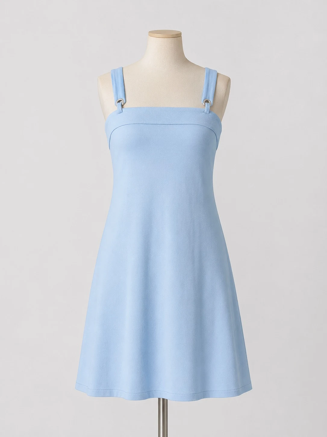 Vestido Curto Evasê de Alças com Detalhe em Ilhós